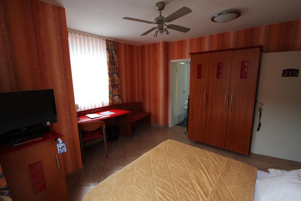 Hotel Mado Кёльн Номер фото